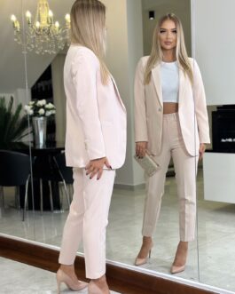 Garnitur damski w kolorze ciepłego beżu