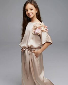 Kombinezon dziewczęcy satynowy w kolorze beżowym