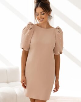 Amara – sukienka mini z bufiastym rękawem z perełkami w kolorze mocca