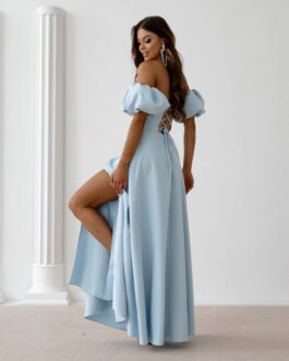 ESMERALDA – suknia gorsetowa maxi w kolorze baby blue z bufkami i różą w komplecie