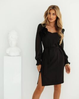 ODETTA – sukienka o długości mini z długim rękawem oraz odpinanym kwiatem w kolorze czarnym