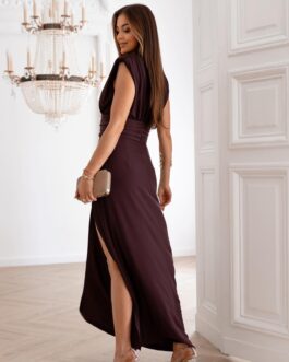 TATIANA – sukienka o długości maxi z rozcięciem na lewą nogę oraz marszczeniem w talii i biuście w kolorze brązowym