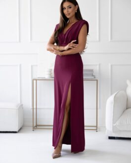 TATIANA – sukienka o długości maxi z rozcięciem na lewą nogę oraz marszczeniem w talii i biuście w kolorze bordowym