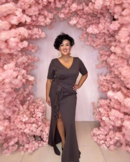 MONIA – sukienka maxi plus size z rękawkiem w kolorze czekoladowym