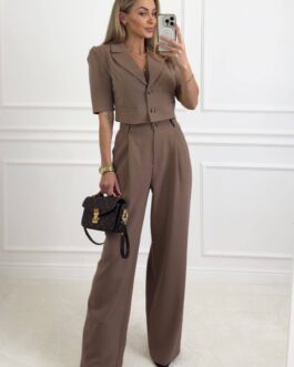 Komplet MOLI – krótki żakiet z rękawkiem oraz szerokie spodnie z wysokim stanem w kolorze ciemnego beżu