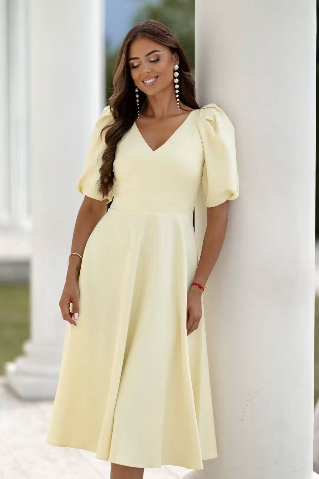 SIMONA - sukienka z bufiastym rękawkiem o długości midi w kolorze masełkowym