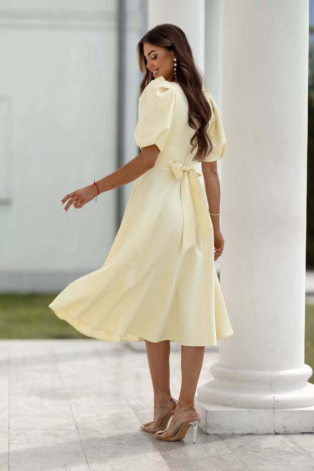 SIMONA - sukienka z bufiastym rękawkiem o długości midi w kolorze masełkowym - obrazek 2