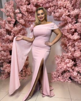 RIVIRES – suknia o długości maxi z aplikacją kwiatową w kolorze różowym