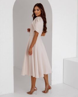 SARA – sukienka o długości midi z rękawkiem w kolorze beżowym