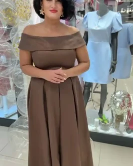 ANDREA – sukienka o długości maxi z dekoltem carmen w kolorze czekoladowym, połyskująca