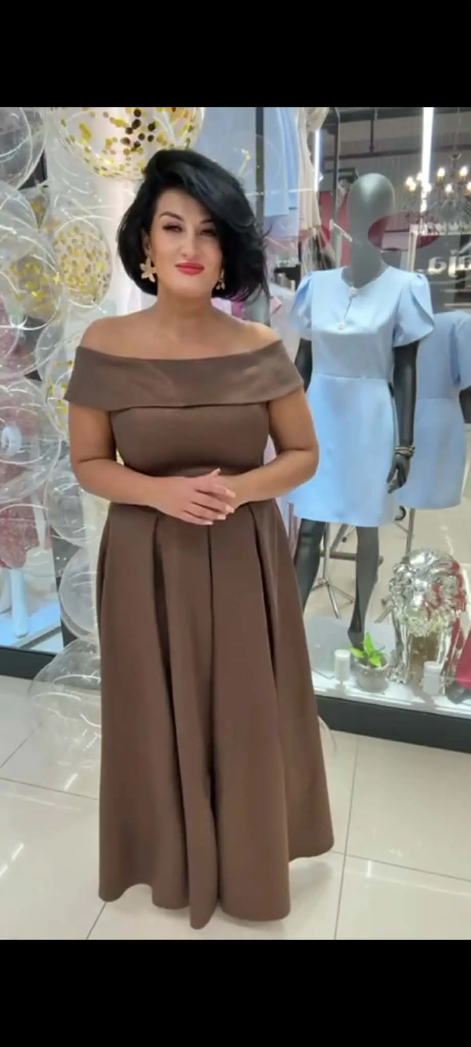 Czekoladowa sukienka maxi Andrea z dekoltem carmen i rozcięciem