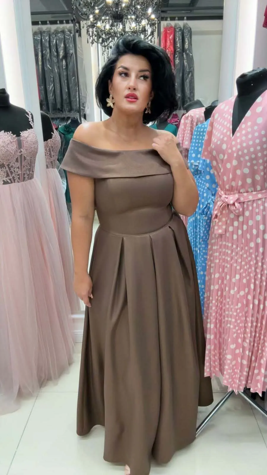 ANDREA - sukienka o długości maxi z dekoltem carmen w kolorze czekoladowym, połyskująca - obrazek 3