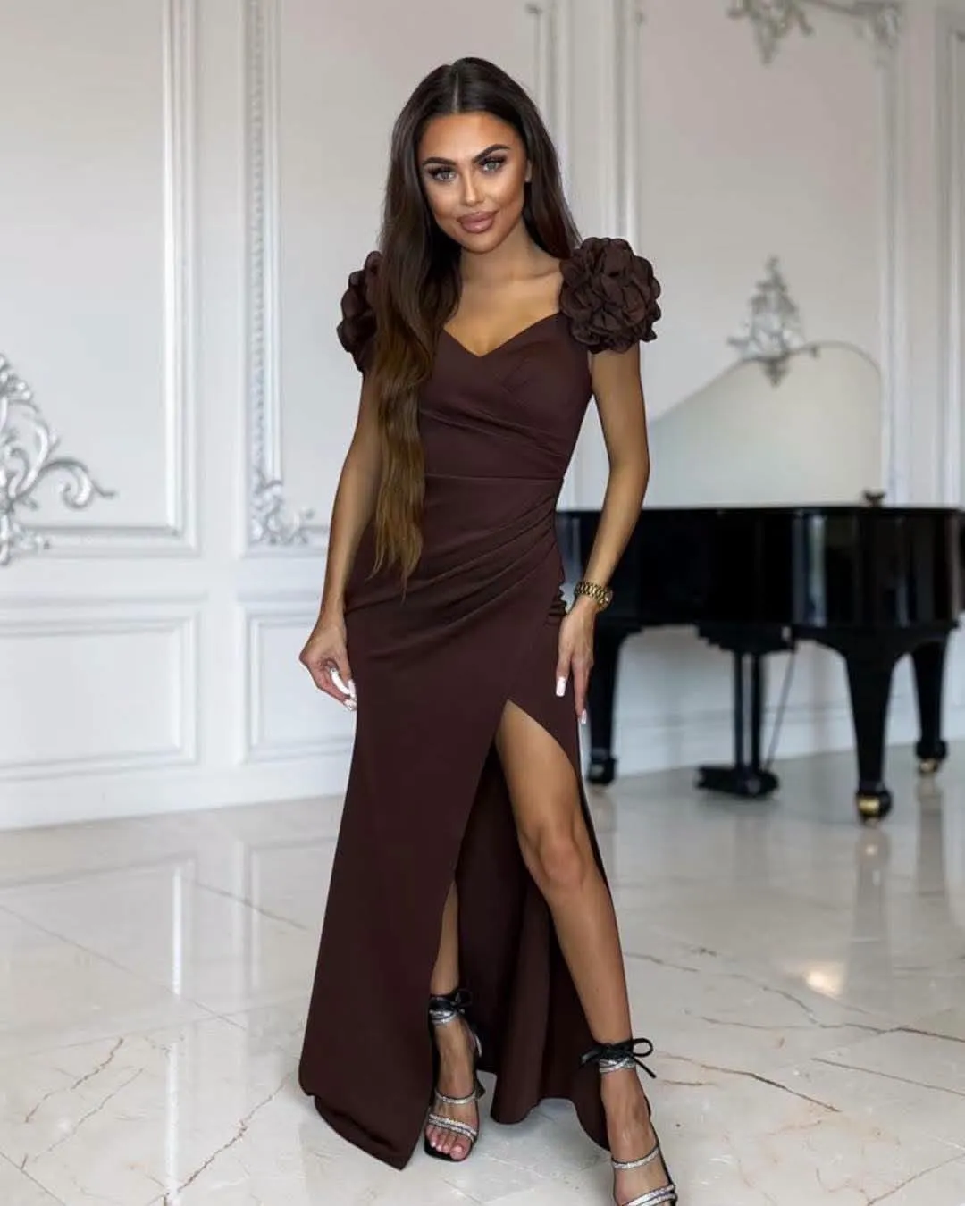 Elegancka brązowa suknia maxi z kwiatami na ramionach Krystianna z rozcięciem na nogę