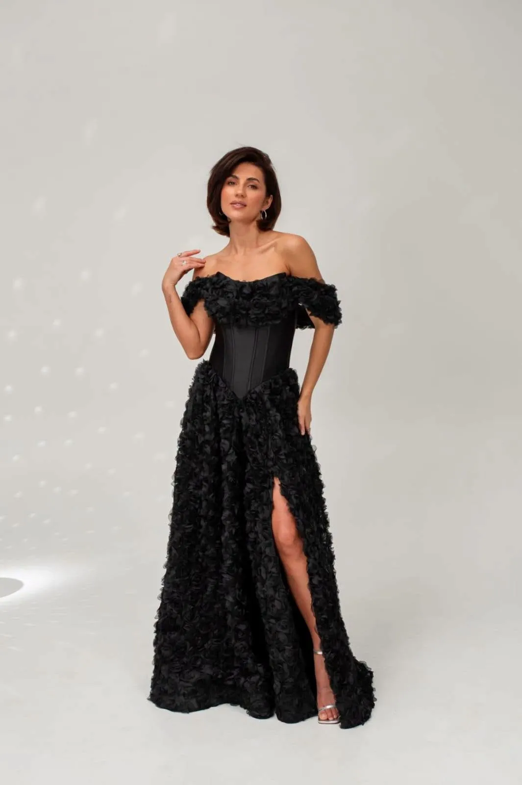 VIVIENNE - suknia gorsetowa premium o długości maxi wykonana z kwiatów 3d w kolorze czarnym - obrazek 6