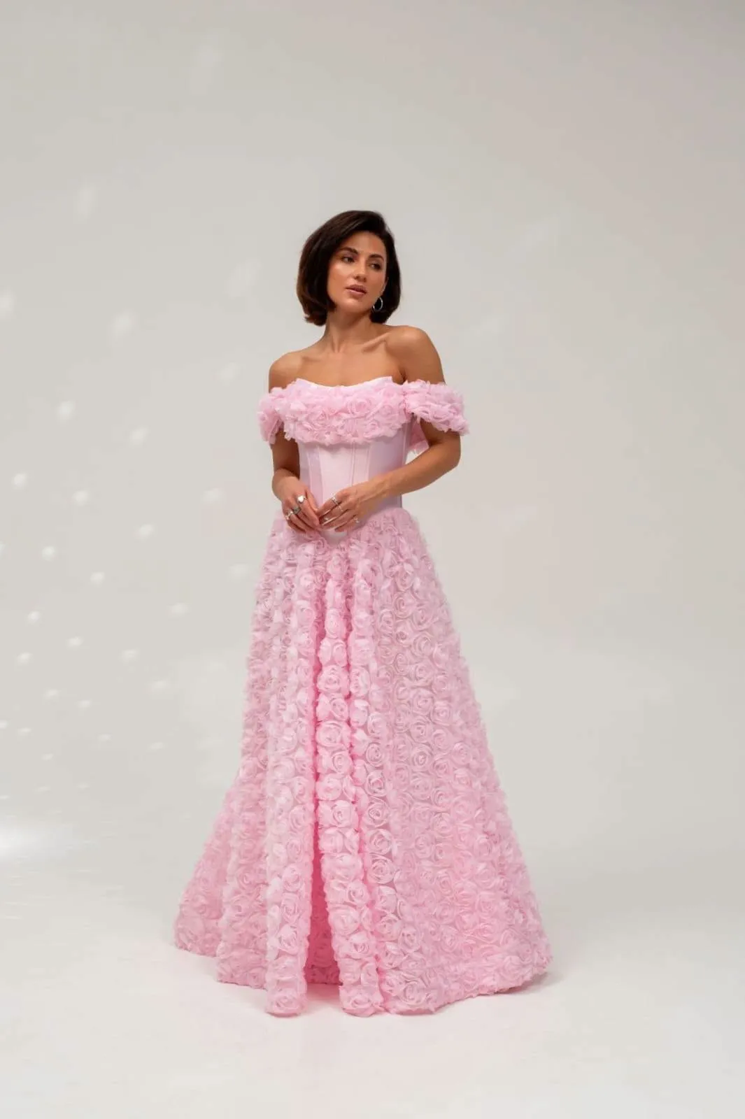 Różowa sukienka wieczorowa maxi VIVIENNE z gorsetem, dekoltem carmen i kwiatami 3D. Romantyczna suknia na studniówkę, bal lub wesele. Odkryj ją w BCOTTON.