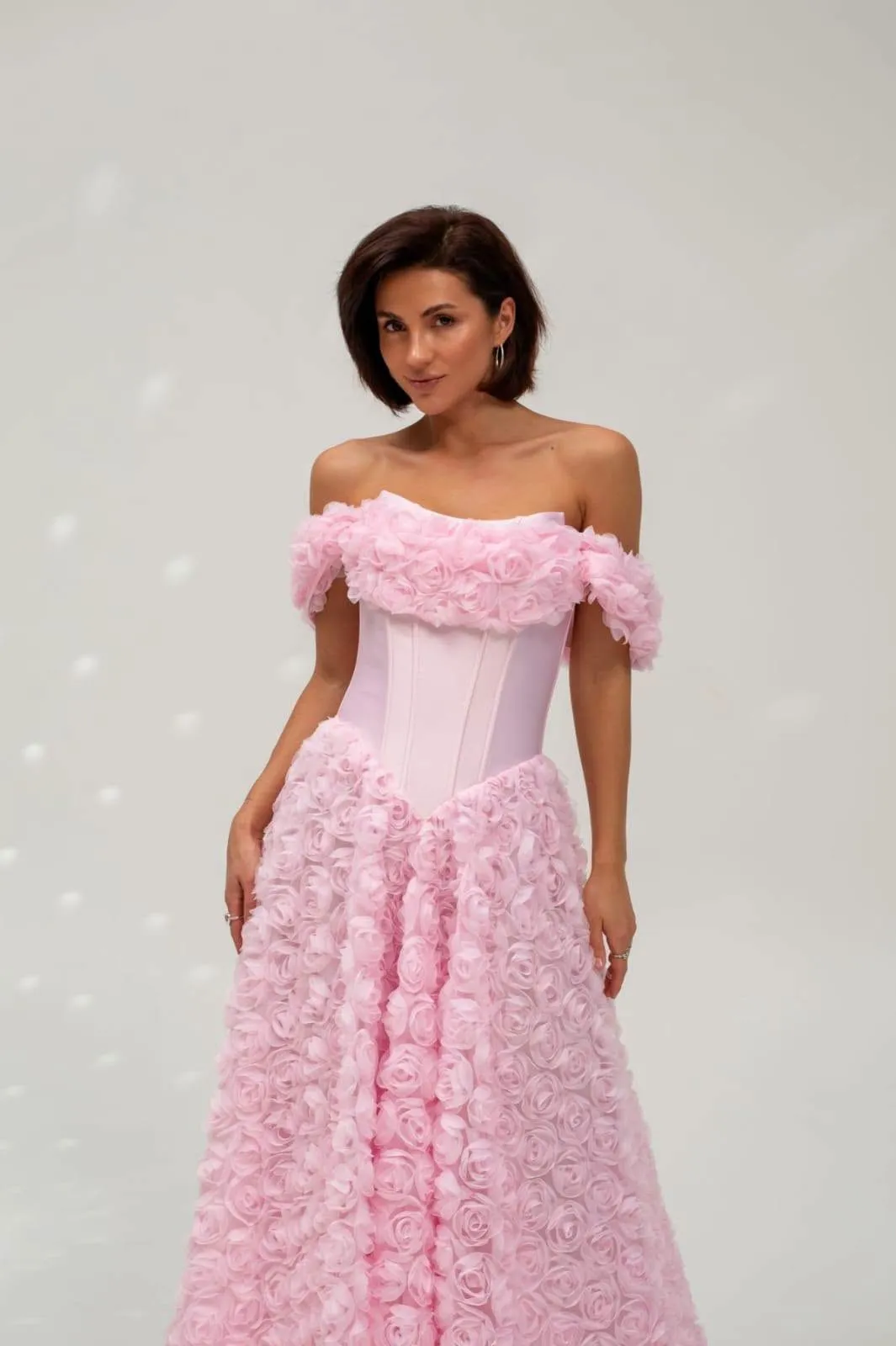 VIVIENNE - suknia gorsetowa premium o długości maxi wykonana z kwiatów 3d w kolorze różowym - obrazek 3